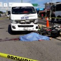 Muere motociclista en aparatoso choque contra combi